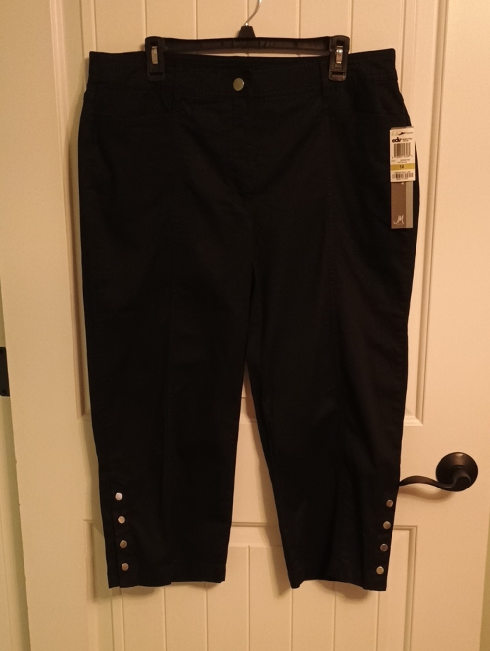NWT JM collection Woman's Size 14 Black Cropped Capri Pants With Silver Buttons